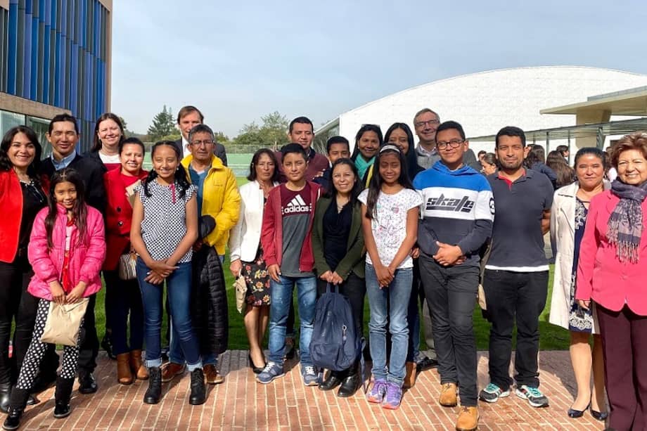 En la gráfica los estudiantes beneficiarios con sus familias, acompañados por el rector del Colegio los Nogales, Camilo Camargo, y el presidente de Alquería, Carlos Enrique Cavelier. / Colegio los Nogales