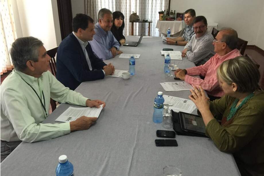 El general Javier Flórez (a la derecha, de camisa blanca a cuadros), ayer junto a la delegación de paz del Gobierno. / SIG