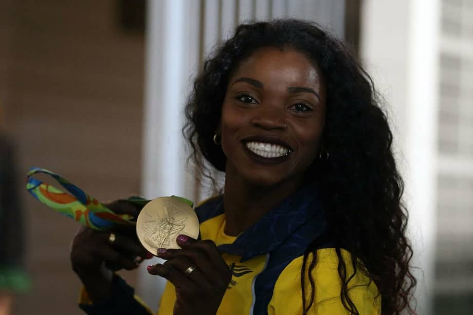 La atleta colombiana Caterine Ibargüen luce la medalla de oro que ganó en el salto triple en Río 2016. / EFE