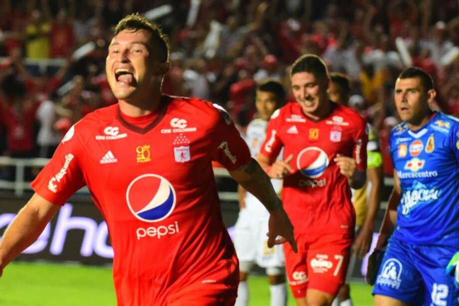 El delantero paraguayo Fernando Fabián Fernández celebra el gol con el que América abrió el marcador este sábado frente al Tolima. / @AmericadeCali