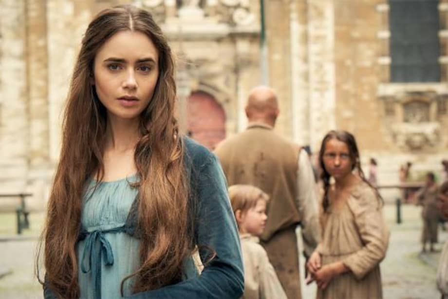 En la versión iraní de Los Miserables, del director Hosein Parsai, ninguna de las actrices tiene permitido mostrar su propio cabello y, por las dudas de que las pelucas parecieran demasiado reales, el afiche del espectáculo señala en rojo que las melenas son falsas. / Afp