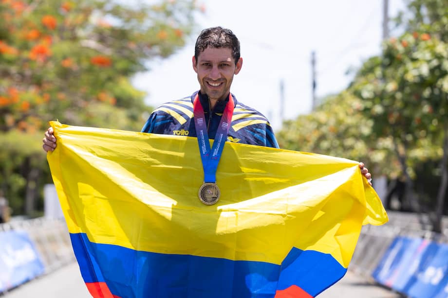 Walter Vargas de Colombia posa al obtener la medalla de oro en la competencia Contrareloj individual masculina en Ciclismo ruta, durante los XXV Juegos Centroamericanos y del Caribe Santo Domingo 2026. EFE/ Orlando Barría