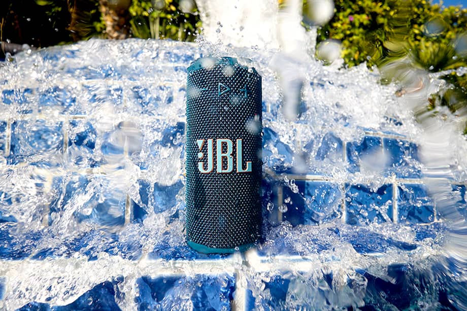 Un parlante portátil que combina tamaño reducido, resistencia y un sonido consistente.