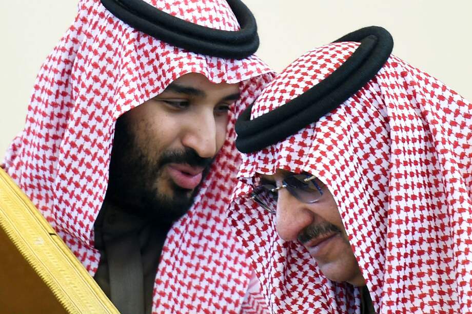 El ministro de Defensa de Arabia Saudita, Mohamed bin Salman, con el príncipe heredero y ministro del Interior, Mohammed bin Nayef. /Archivo AFP