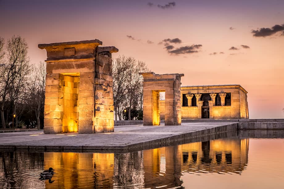 El Templo de Debod fue erigido hace aproximadamente 2200 años y se cree que fue por orden del faraón Ptolomeo IV Filópator.