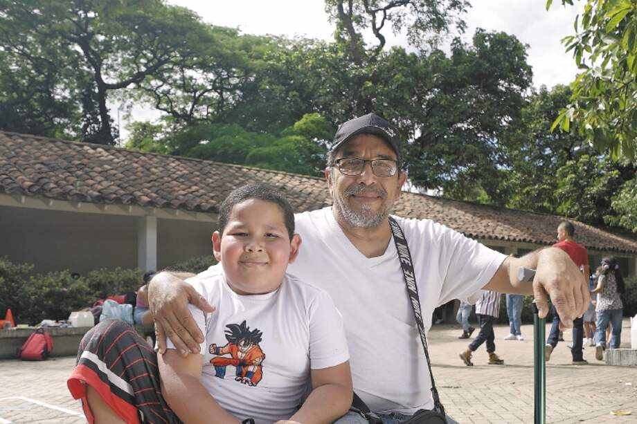 Jesús Fernández y su hijo Elinyer, oriundos de Venezuela, participan de la Feria Raíces, de Mercy Corps. / Cortesía