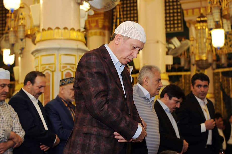 El presidente turco, Recep Tayyip Erdogan, aprovechó su visita a Arabia Saudita para orar en la Mezquita del Profeta, en Medina. / AFP