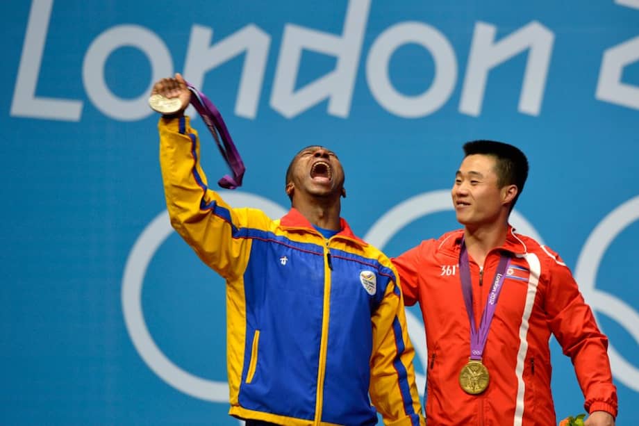Óscar Figueroa celebra en el podio de Londres la medalla de plata conseguida en Levantamiento de Pesas en los 62 kgs / AFP
