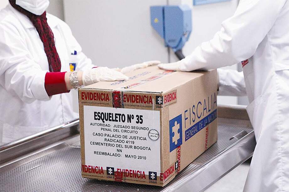 En cajas como esta permanecen almacenados los esqueletos exhumados en el Cementerio del Sur en el año 1998.