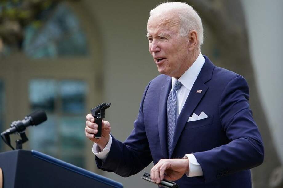 El presidente de EE. UU., Joe Biden, sostiene un kit de construcción de una pistola de 9 mm mientras habla sobre las medidas para combatir el crimen con armas de fuego en el país.