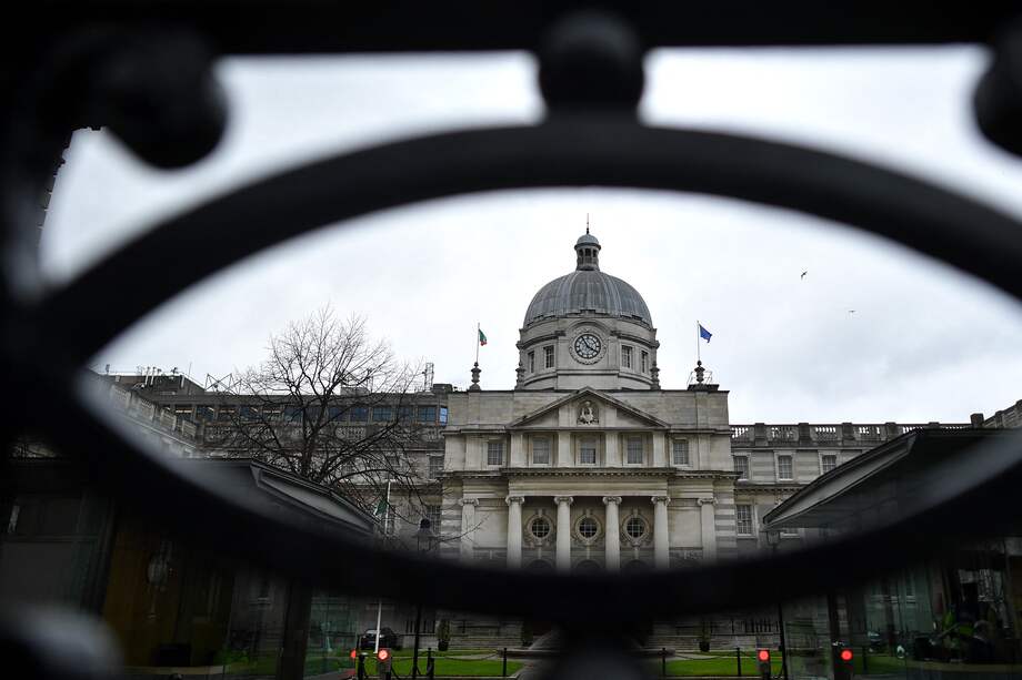 La bandera nacional de Irlanda (izq.) y la bandera de la Unión Europea (UE) ondean en lo alto de los edificios gubernamentales en Dublín.