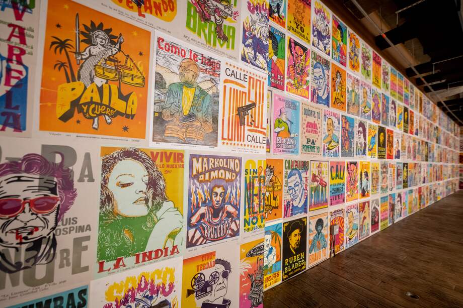 Como homenaje a las expresiones populares del Valle del Cauca, se creó un mural de 350 carteles y será el fondo para recibir los conversatorios.