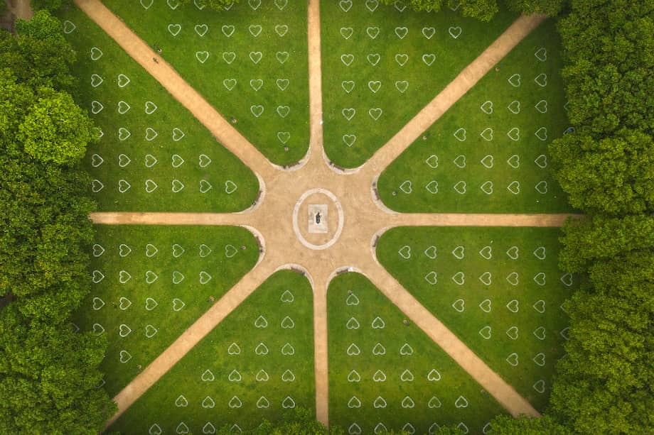 Los corazones tienen aproximadamente tres metros de ancho con al menos 2 metros de distancia entre ellos.
