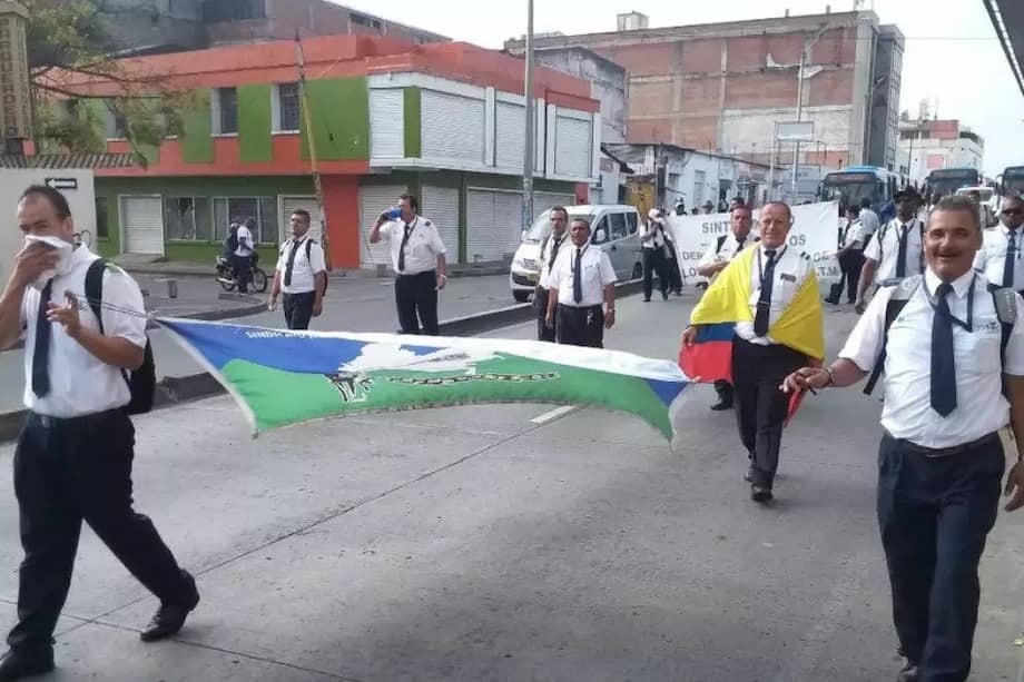 La empresa operadora del MIO les debe pagos de salarios y seguridad social a algunos.