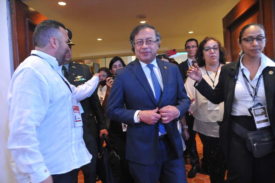 "Es un solitario, o más bien, un ser ensimismado, que solo le habla a la historia y a sí mismo, con la fiebre de un poseído, en tanto que se cree el líder mesiánico que nos conducirá a la tierra prometida".