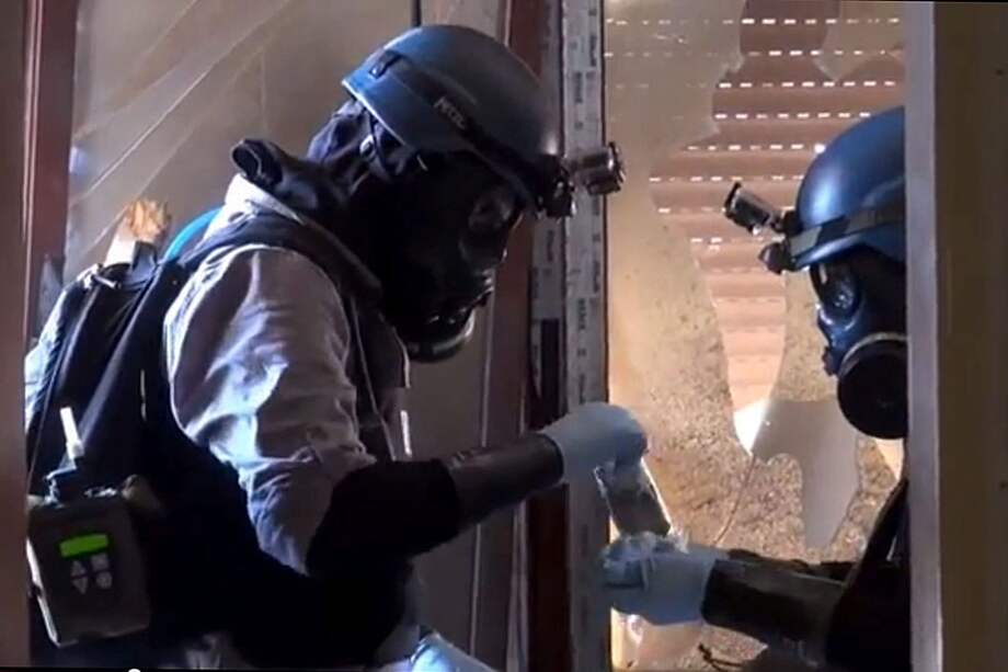 Imagen tomada de un video que muestra a los inspectores de la ONU en Damasco el mes pasado. / EFE