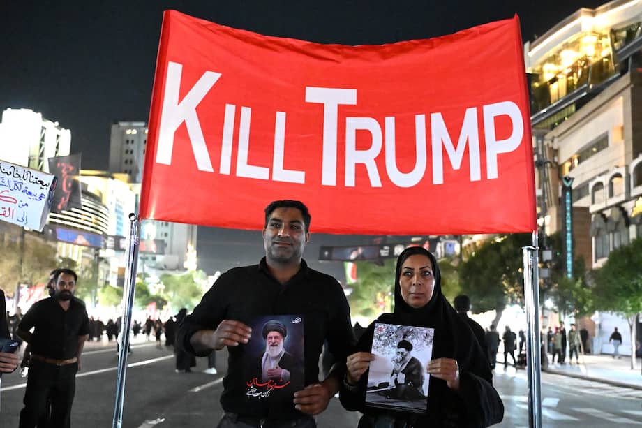 Los dolientes exhiben una pancarta antiestadounidense al llegar cerca del santuario del imán Reza para el funeral del asesinado líder iraní Ali Jamenei.