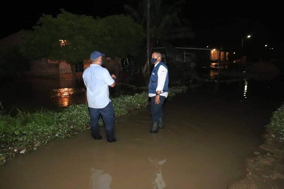 José Ramiro Bermúdez, alcalde de Riohacha, durante el recorrido por varios barrios de esa ciudad.