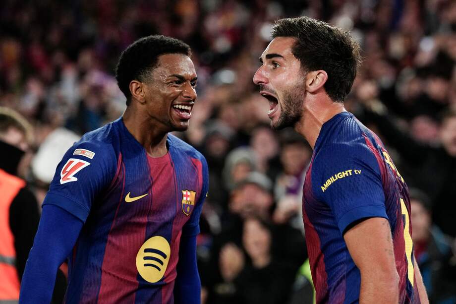 El delantero del FC Barcelona Ferrán Torres (d) celebra su gol durante el partido de la jornada 19 de LaLiga que FC Barcelona y Atlético de Madrid disputan hoy martes en el estadio Spotify Camp Nou de Barcelona.