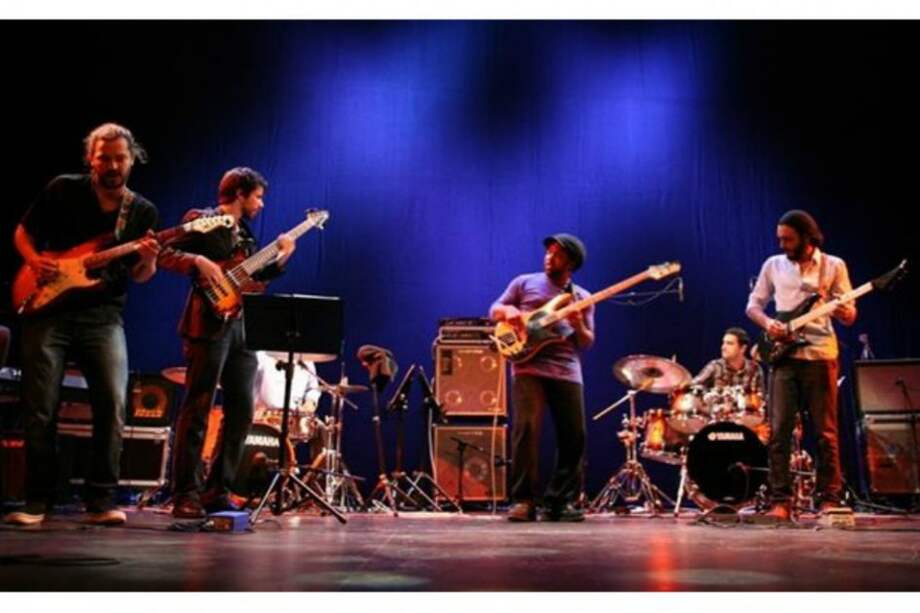 Luis Camacho, fundador de República Cangrejo tocando junto al legendario bajista Victor Wooten. / República Cangrejo