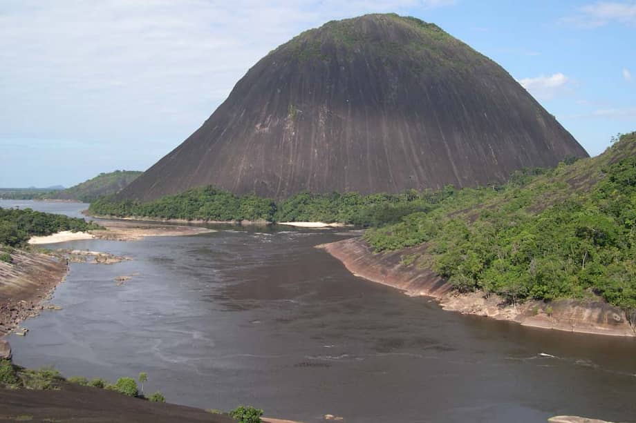 El polígono del humedal Ramsar incluiría los tradicionales cerros de Mavicure, en Guainía. / WWF