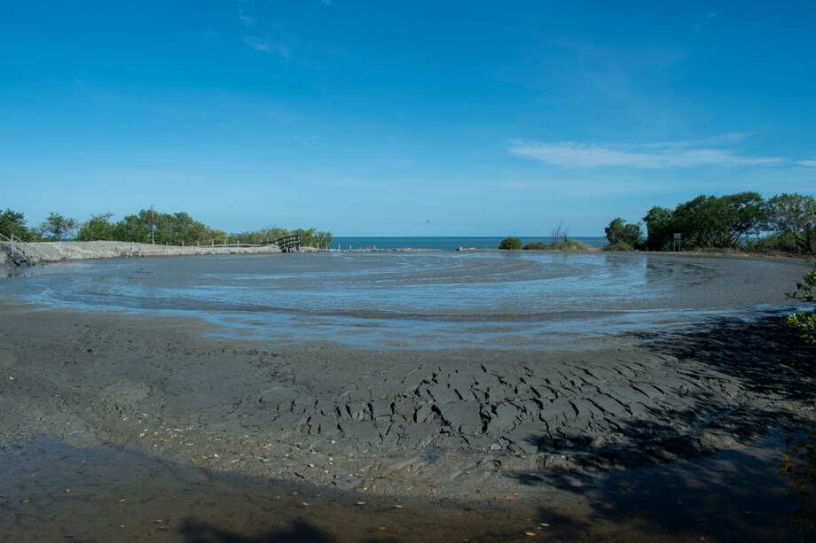 Este es el panorama actual del volcán de lodo en Arboletes. Se puede observar lo cerca que se encuentra del mar. / Fotos: Javier Meza