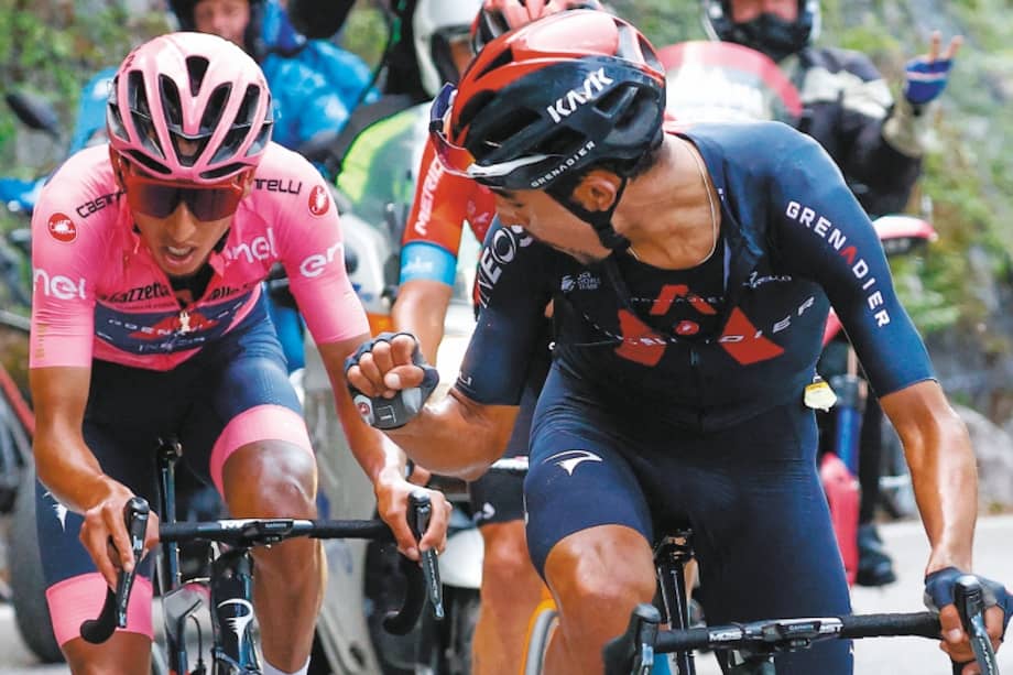 Daniel Felipe Martínez anima a Egan Bernal en el Giro de Italia 2021.