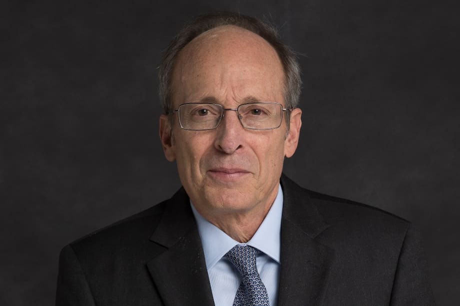 Fue director general del Noticiero 24 horas. También trabajó para las cadenas Telemundo y Univisión.