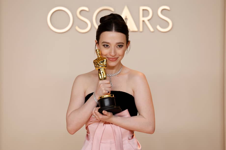 -FOTODELDIA- LOS ÁNGELES (Estados Unidos), 03/03/2025.- Mikey Madison, ganadora del Óscar a mejor actriz protagonista por 'Anora', posa en la sala de prensa durante la 97ª ceremonia anual de los Premios de la Academia en el Dolby Theatre del barrio de Hollywood de Los Ángeles, California, Estados Unidos. EFE/CAROLINE BREHMAN