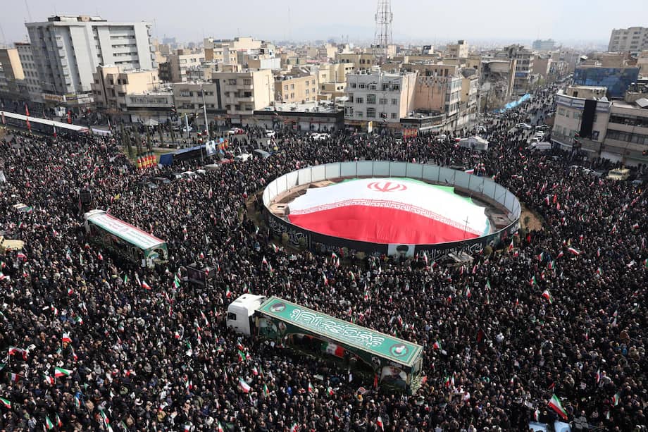 Iraníes atienden un funeral masivo de miembros de la Guardia Revolucionaria.
