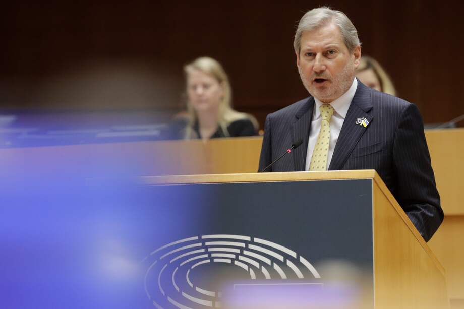 El comisario de Presupuesto de la UE, Johannes Hahn, durante una sesión plenaria del Parlamento Europeo en Bruselas, Bélgica.