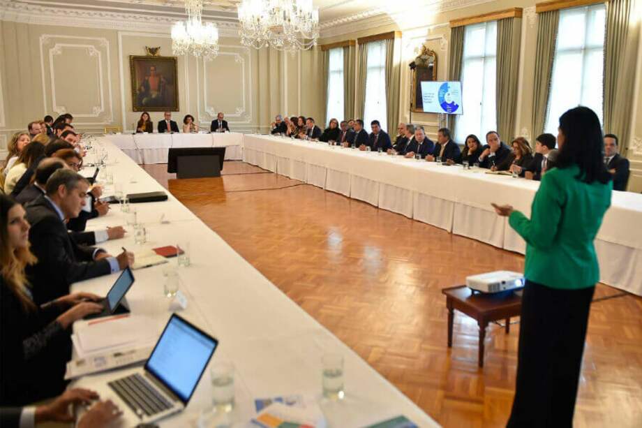 La directora del Departamento de Planeación Nacional, Gloria Amparo Alonso, explica a la bancada conservadora el Plan Nacional de Desarrollo. / SIG