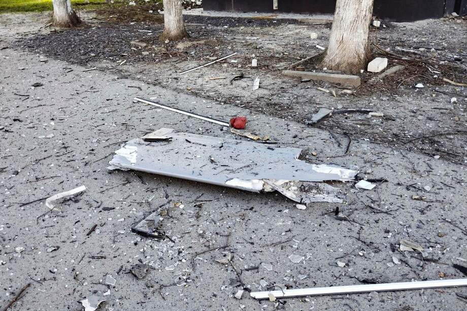 Parte de un dron cerca de un edificio de apartamentos dañado tras un ataque con un dron ucraniano en Kursk, Rusia, el 15 de abril.