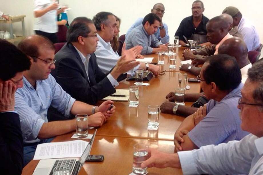 El Ministro del Interior, Fernando Carrillo Flórez y el Ministro de Minas y Energía, Federico Renjifo, se reunieron con los líderes de los consejos comunitarios del Chocó. Foto de:www.mininterior.gov.co
