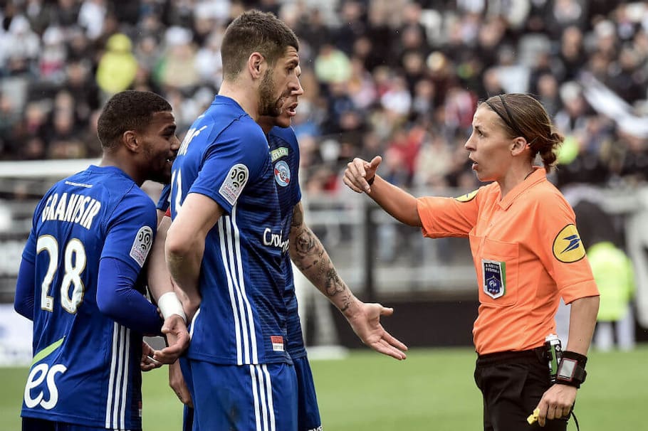 Stéphanie Frappart, la primera mujer en arbitrar en la élite del fútbol masculino francés