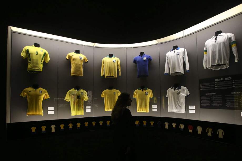 La evolución de las camisetas de la selección de Brasil, parece que en los últimos tiempos no va de la mano con el desarrollo de su fútbol. / AFP