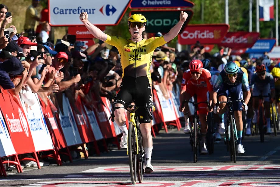 Matthew Brennan celebra su triunfo en la segunda etapa de La Vuelta a España.