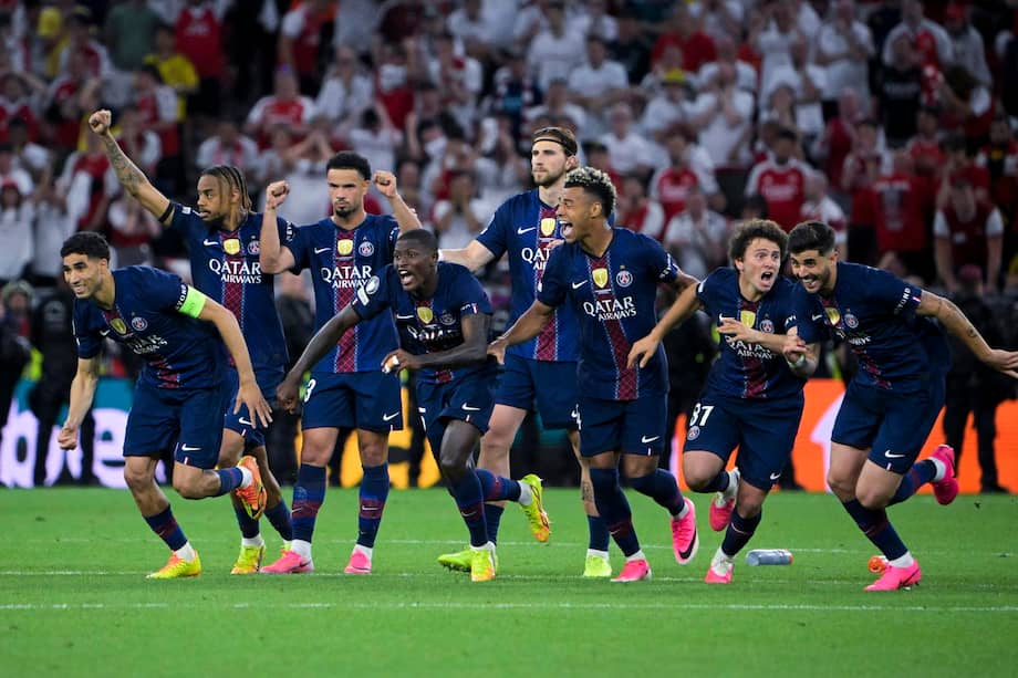 Los jugadores de París Saint-Germain celebran el fallo de Gabriel Magalhães en la tanda de penales de la final de la UEFA Champions League contra Arsenal en el Puskás Arena de Budapest, Hungría, el 30 de mayo de 2026.