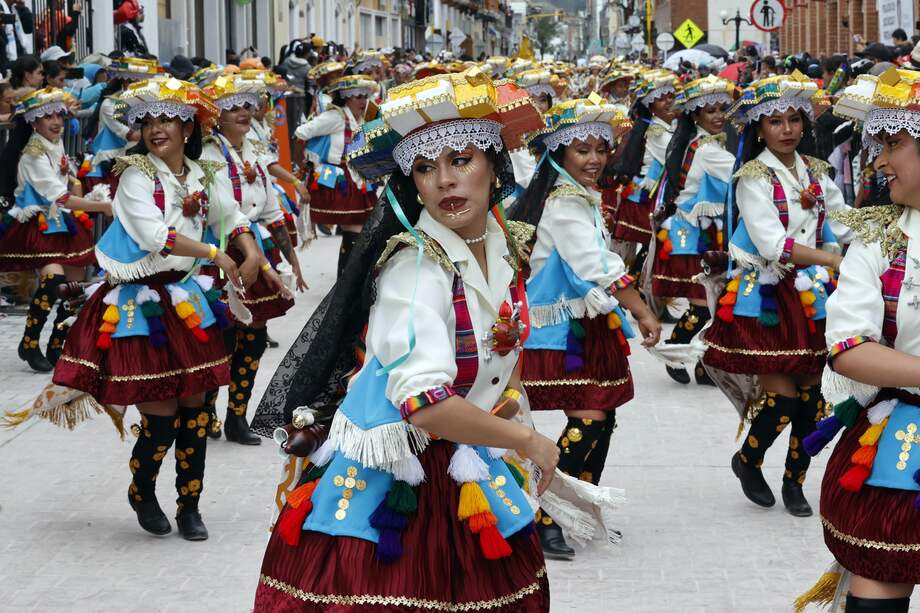 El "Canto a la Tierra" reunió a más de 180 artistas, músicos y zanqueros en un desfile durante la edición 2025 del Carnaval de Negros y Blancos en Pasto.