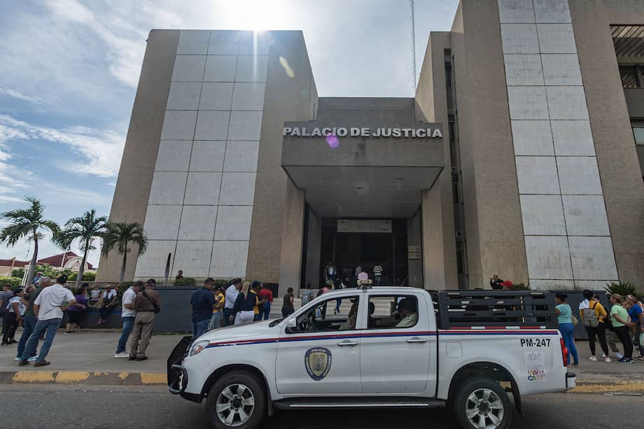 Un grupo de personas participa en una manifestación a las afueras del Palacio de Justicia, en Maracaibo (Venezuela).