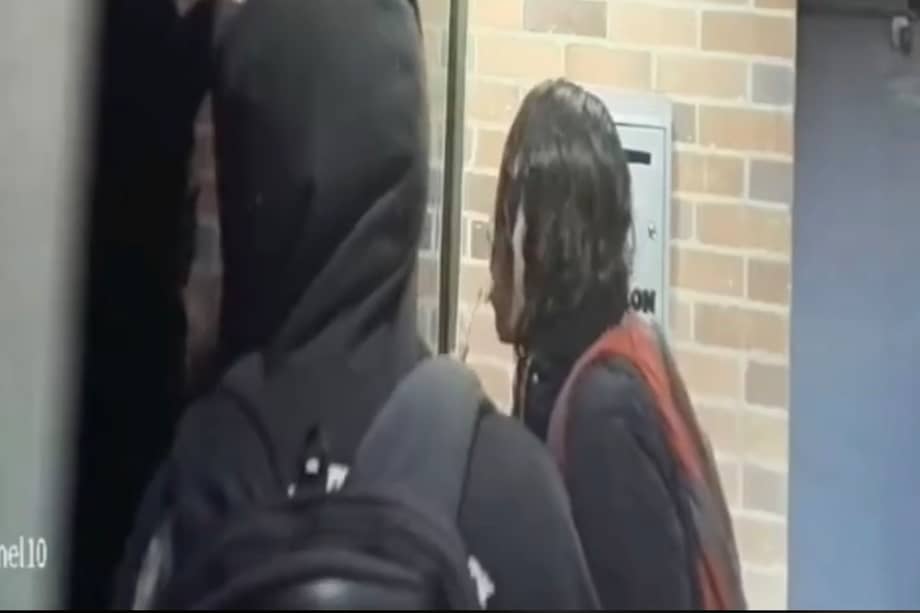 Además, advierten que los señalados presuntamente portarían armas blancas, lo que eleva el nivel de riesgo tanto para residentes como para personal de los edificios.