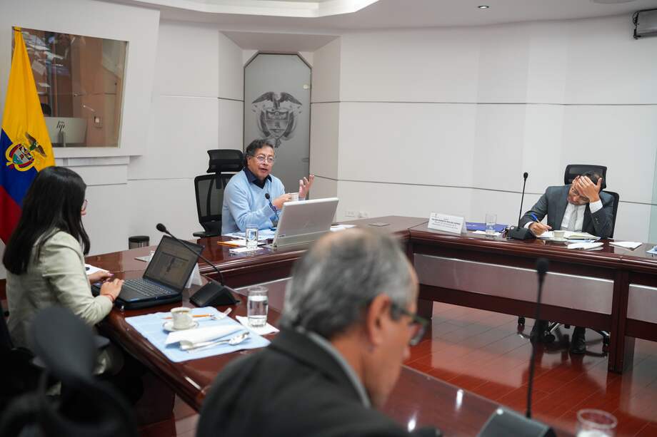 Petro realizó reunión con asesores y funcionarios para examinar estrategia de comunicación.