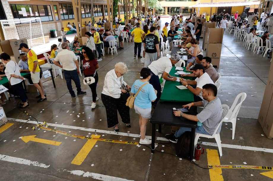Personas asisten a votar durante la segunda vuelta de las elecciones presidenciales este domingo, en Barranquilla. EFE/ Mauricio Dueñas Castañeda