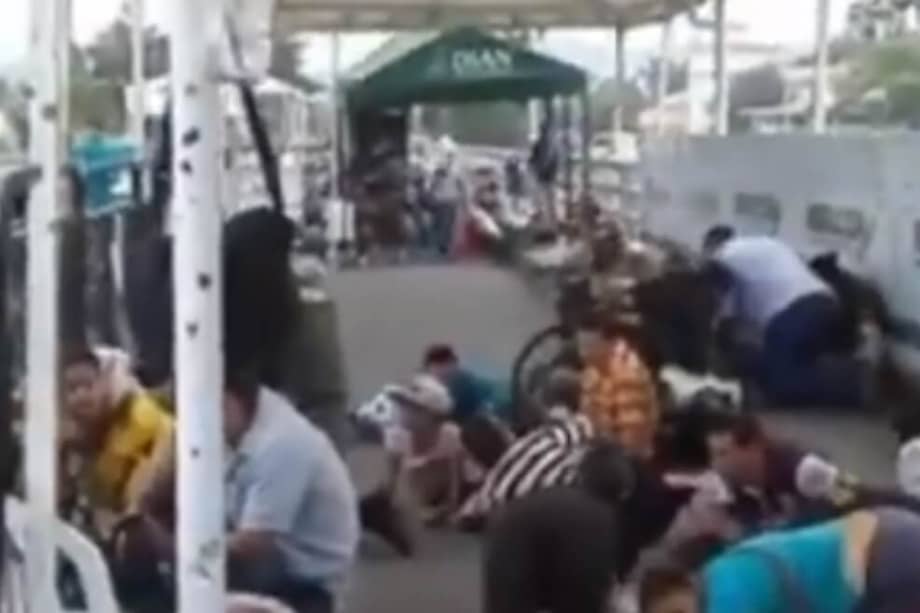 Las ráfagas se escucharon a la 1:25 de la tarde desatando el pánico en la población. / Captura de pantalla