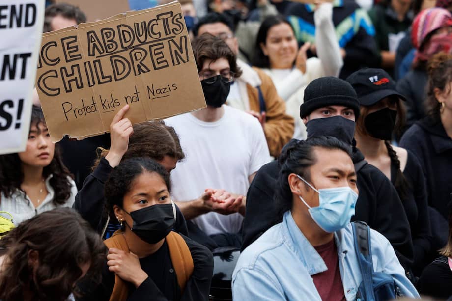 Manifestante en Boston sostiene una pancarta que dice: "ICE está secuestrando niños, protejan a los niños, no a los nazis".