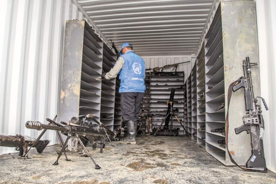 Algunas de las armas que dejaron las Farc en manos de Naciones Unidas, el 14 de junio de 2017, en La Elvira (Cauca). / AFP