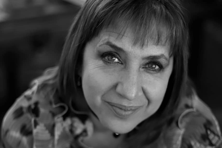 La escritora publica su segundo libro que pretende prevenir el maltrato infantil.