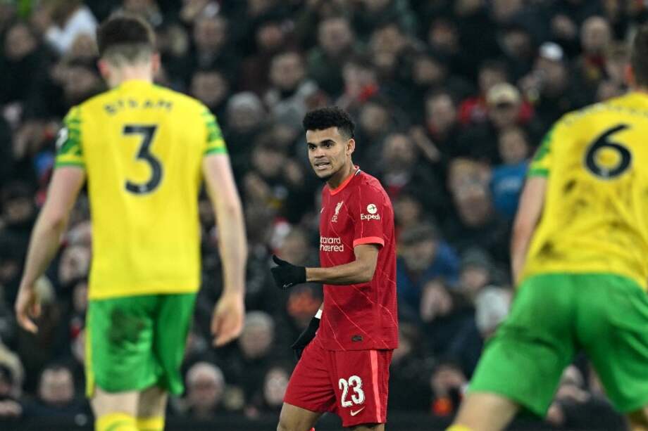 Luis Díaz (c) durante el partido de este miércoles entre Liverpool y Norwich.
