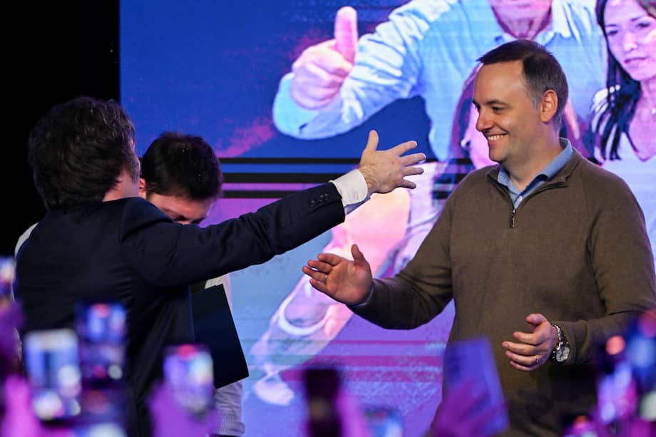 El presidente de Argentina, Javier Milei, abraza a su jefe de Gabinete, Manuel Adorni, su mano derecha.