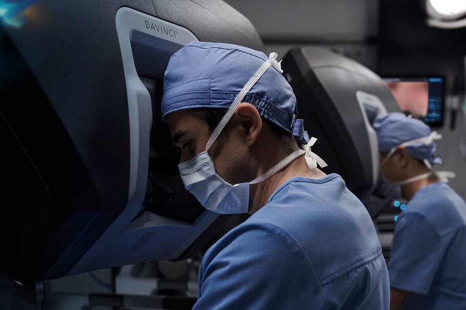 ¿Sabías que en Colombia también se hacen cirugías con robots? Acá te contamos cómo se practican de la mano de expertos en la materia.